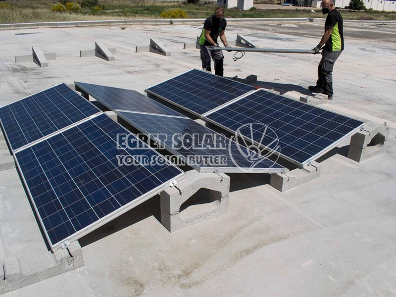 ¿Puede instalar paneles solares en los techos orientados al este y oeste?